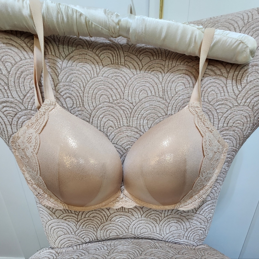 Victoria's Secret Lace-Trimmed Bra in Cream With Shiny Accents 34DDD